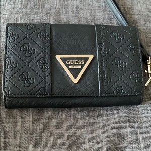 GUESS WRISTLET WALLET